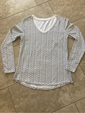 Indigo Long-Sleeve V-Neck Top in White Black Dot Print